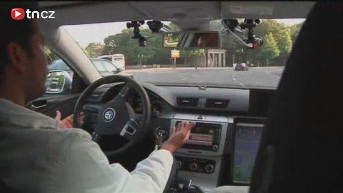 AUTO BEZ ŘIDIČE! Samo se orientuje v provozu! VIDEO