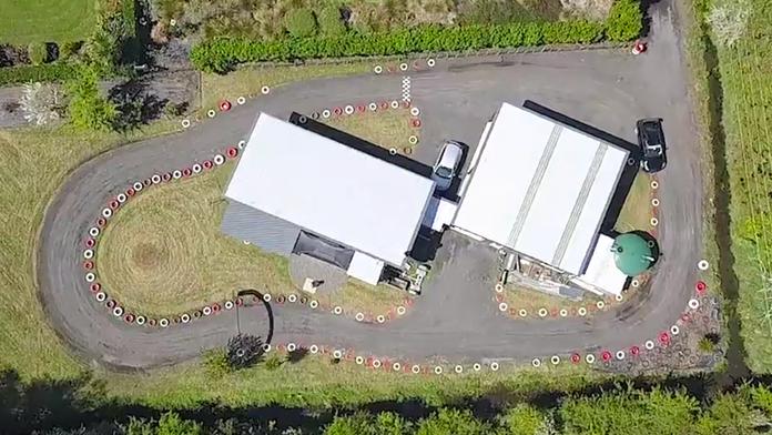 Šílený táta dvou dětí driftuje kolem domu. Dvůr změnil na závodní trať