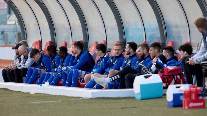 Uříznuté prasečí hlavy i krev na stadionu. Protesty proti vedení Sigmy vrcholí