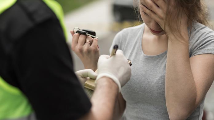 Žena si šňupla pervitin a řídila. Soud jí to kvůli práci prominul