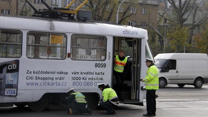 TRAMVAJ SE SRAZILA S OSOBÁKEM! Jeden zraněný v Hloubětíně