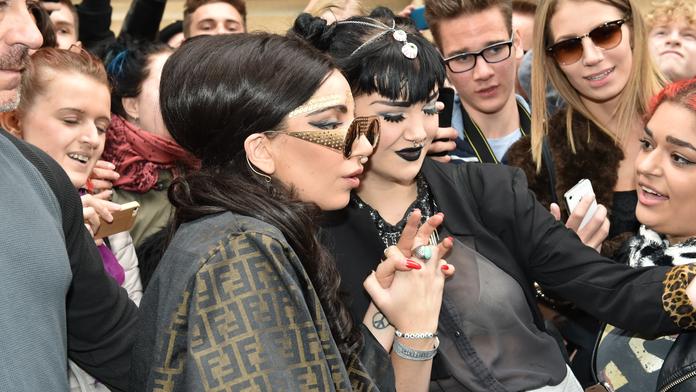 To ještě není Halloween, to jen přijela Lady Gaga do Česka