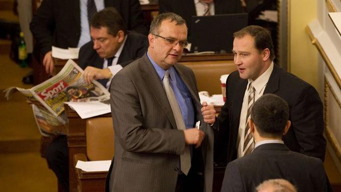 Poslanci na schůzi poslali do druhého čtení pět návrhů zákonů