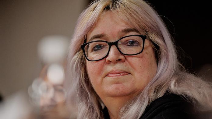 Senátorka Zwyrtek Hamplová zkolabovala. Z jednání ji odvezla sanitka