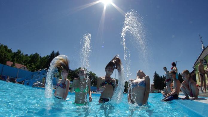 POČASÍ: Horko bude lákat k vodě, ale tady se nekoupejte! PŘEHLED
