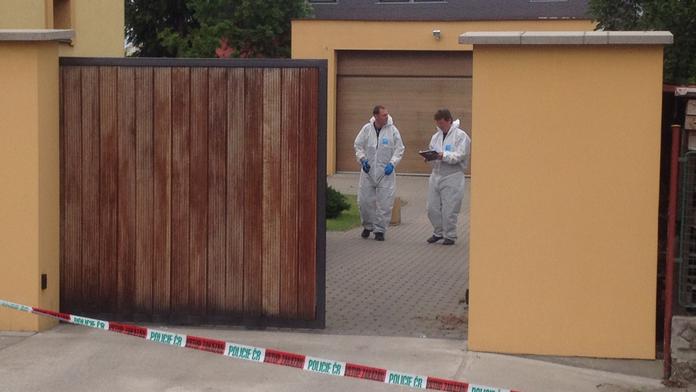Příbuzní našli na dvoře mrtvého muže (41)! Byla to vražda?