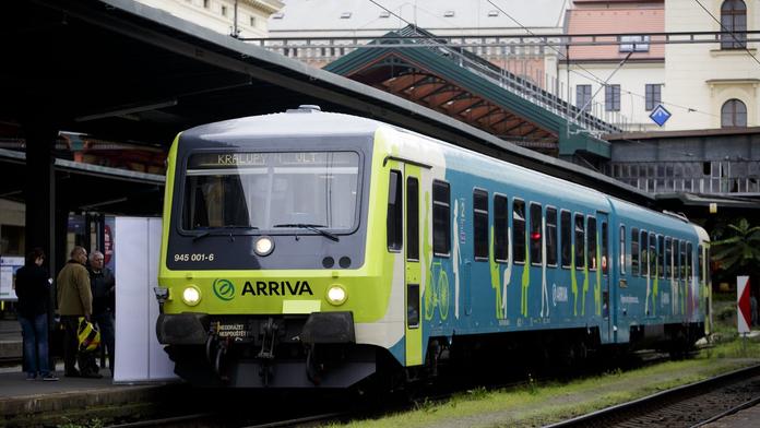 Lidé uvízli na cestě do práce. Vlak jel na červenou a zablokoval trať