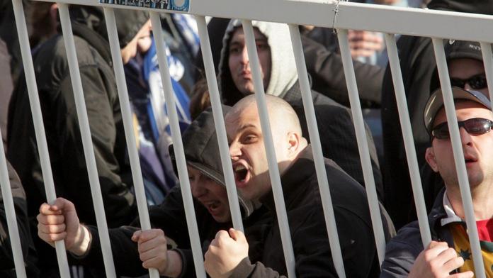 Běs na tribunách je čím dál horší. Právník říká, co fandům hrozí!
