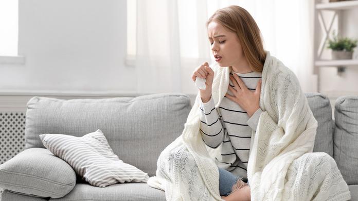 V Česku je nová varianta omikron XE. Odborník řekl, jak se nákaza projevuje