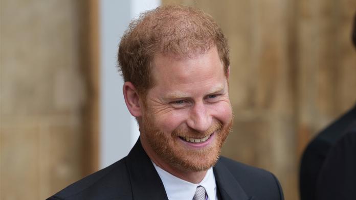 Princ Harry na korunovací krále Karla III.