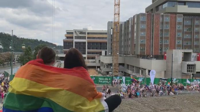 Mladíka měli zmlátit kvůli duhové vlajce. Rakušan žádá přísnější tresty