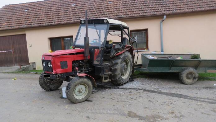 Dva traktory se srazily na Jihlavsku. Jeden řidič byl opilý, druhý bez řidičáku
