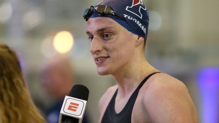 Do transgender plavkyně se opřel i guvernér. Mezi ženami prý nemá co dělat