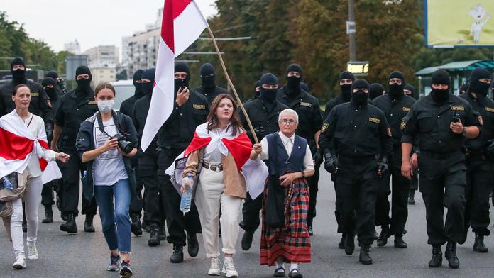 V Minsku se sešly tisíce lidí. Hrdinkou demonstrace je 73letá aktivistka