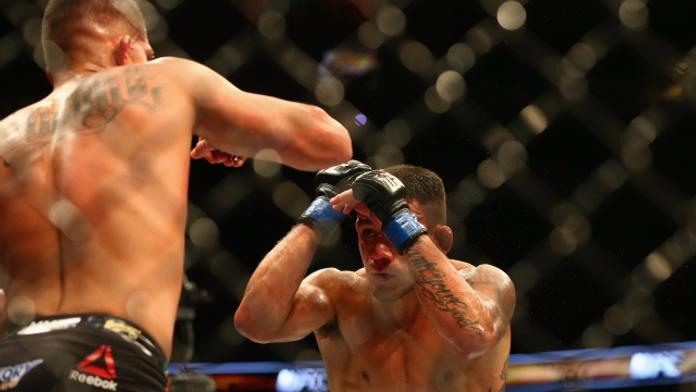 Elitní bijci v kleci! UFC 185 - fenomén lehké váhy padl