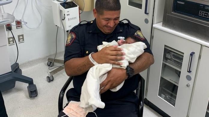 Policista chytil v New Jersey kojence shozeného z balkonu, je hrdinou