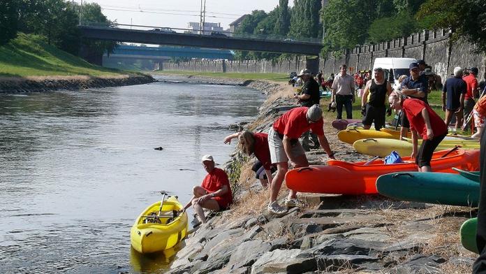 Hasicí přístroj do raftu?! Nová pravidla komplikují vodákům život