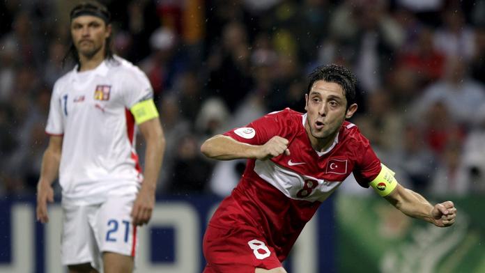 Nihat Kahveci dvěma góly na Euru 2008 potopil český tým, v pozadí zklamaný Tomáš Ujfaluši