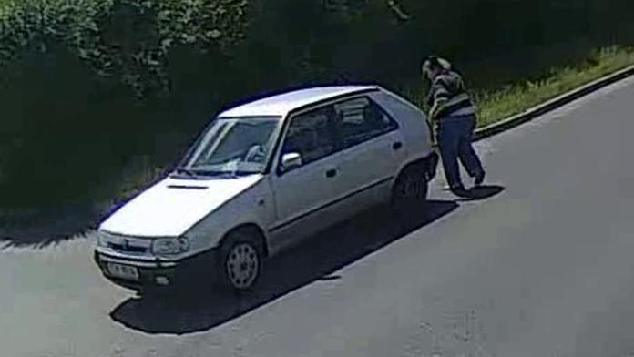 Řidička v Plzni smetla muže na mopedu a ujela, pátrá po ní policie
