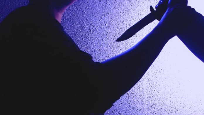 Syn se na ubytovně pohádal s otcem a zabodl mu nůž do stehna