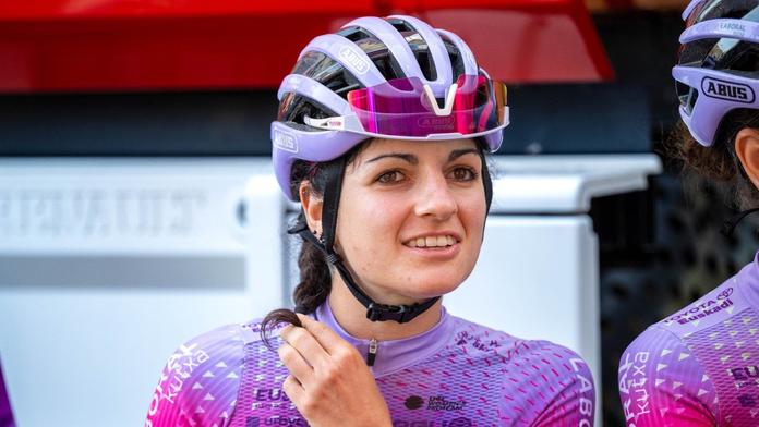 Šílený pád na slavném závodě. Cyklistka přeletěla svodidla