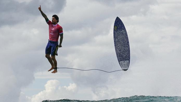 Surfař Gabriel Medina slaví zdolání velké vlny na olympiádě