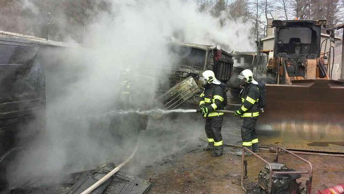 Od hořící dodávky chytla další auta. Škoda jde do milionů