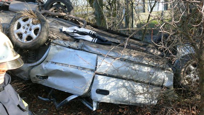 Opilec (18) se zabil o strom. Ujížděl policii, "letěl" 30 metrů