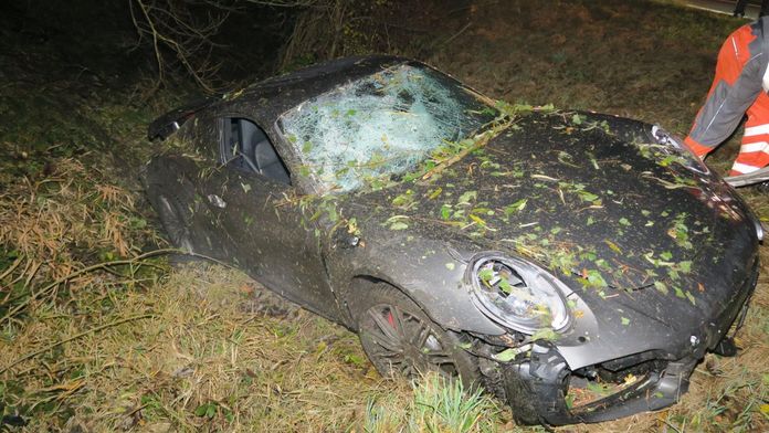 Mladý řidič naboural do stromu, škoda na jeho porsche je několik milionů
