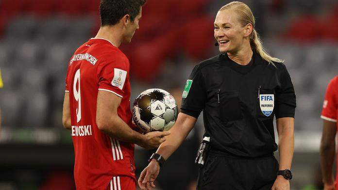 Konflikt s Guardiolou a sahání na prso. Legendární německá sudí končí