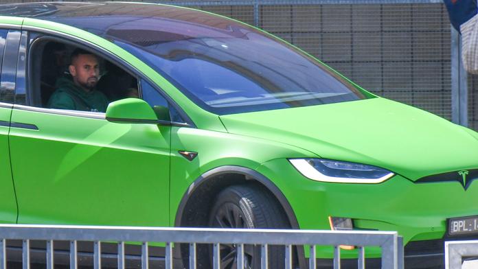 Kyrgiosovi ukradli auto. Zloděj se zbraní v ruce zjišťoval, jak se elektromobil řídí