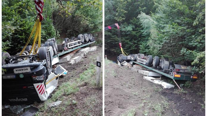 Tragédie na Mělnicku! Kamion se převrátil na střechu, řidič nepřežil