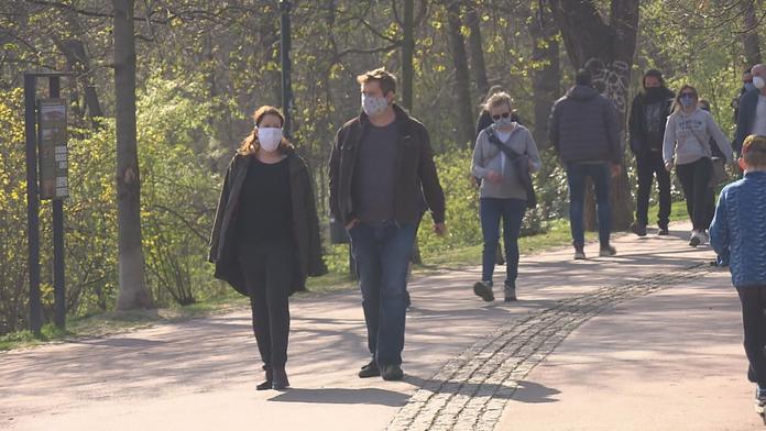 Nošení roušek venku budou hlídat policisté i strážníci, hrozí pokuty