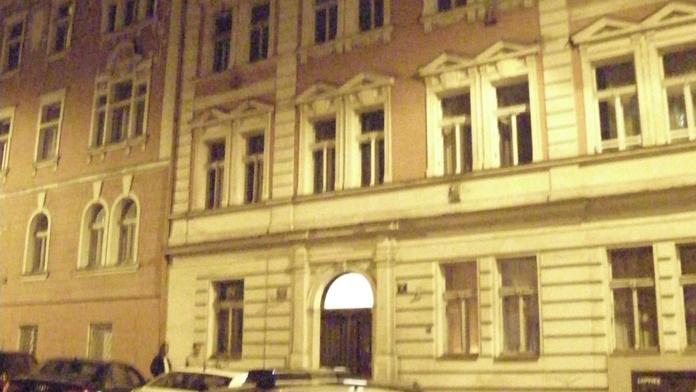 Žena vyskočila ze čtvrtého patra činžáku! Lékařům zemřela při převozu v sanitce