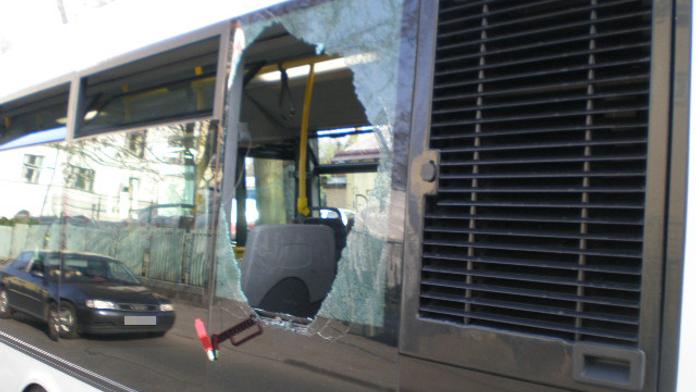 Muž nevydržel čekání v koloně v Holešovicích, proto VYMLÁTIL okno a vyskočil z autobusu