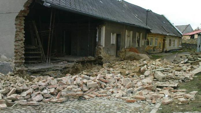 V Kašperských Horách se sesunula část domu u náměstí