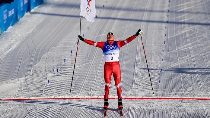 Dvakrát upadl, ale má zlato. Bolšunov vyhrál skiatlon, Novák dojel na 18. místě