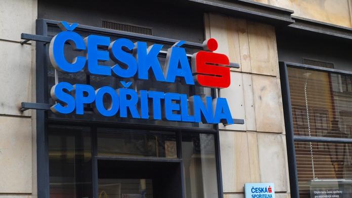 Zisky českých bank klesly v prvním čtvrtletí o stovky miliónů