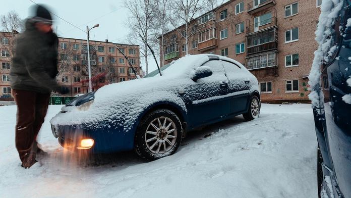 Vybitá baterie, přimrzlé dveře, poškrábané sklo. Jak předejít zimním pohromám