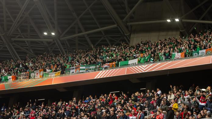 Fotbalová horečka v Irsku. Fanoušci za letenky do Prahy utrácí miliony