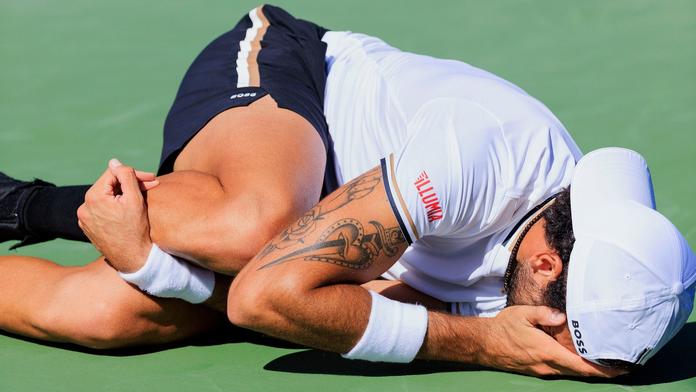 Italský tenista Matteo Berrettini se svíjí v bolestech