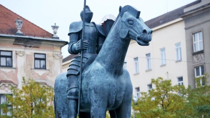 Muži v Brně strhli ze sochy ukrajinskou vlajku. Dáme ji, kam patří, křičeli