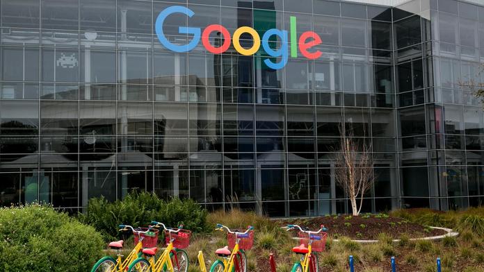 Google má pořádný malér! Firmu pročesávají desítky policistů
