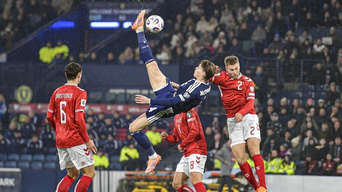 Scott McTominay dává proti Dánsku gól nůžkami