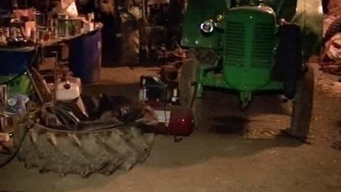 TRAGÉDIE! Traktor ZABIL důchodce, ROZMAČKAL jej O VRATA!