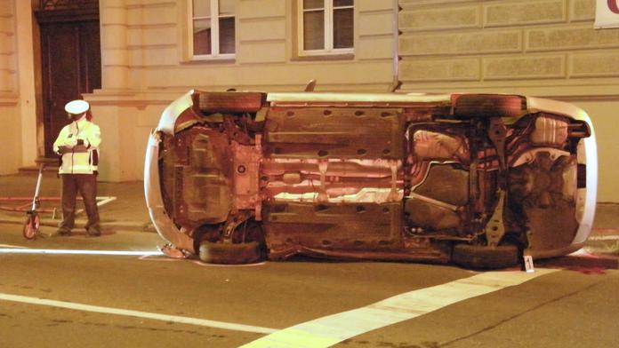 Na Smíchově havarovali policisté, vůz skončil na boku