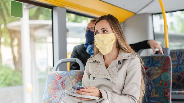 Vědci: Dvoumetrové rozestupy šíření viru nezabrání. Venku jsou zbytečné