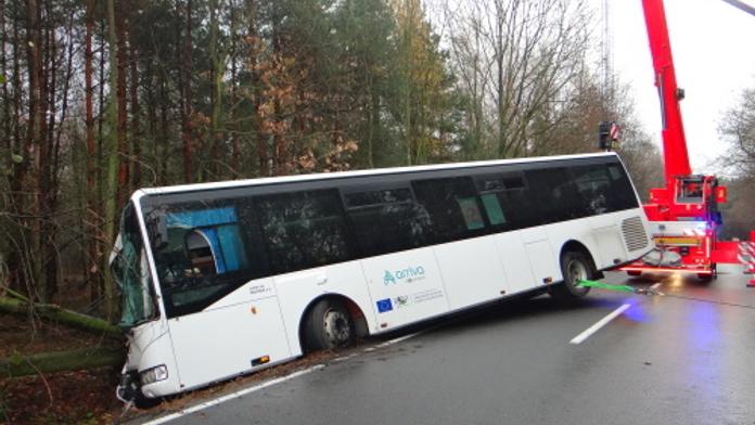 Lidé zůstali po nehodě uvězněni v autobusu, čtyři zranění