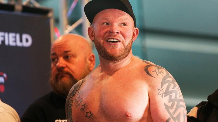 Hrůzné zranění v boxu. Po tvrdém úderu zůstal Britovi viset kus ucha