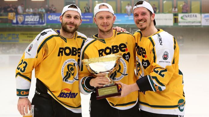 Vsetínští hokejisté Luboš Rob mladší (zleva), Pavel Klhůfek a Vít Jonák s pohárem pro vítěze Chance ligy